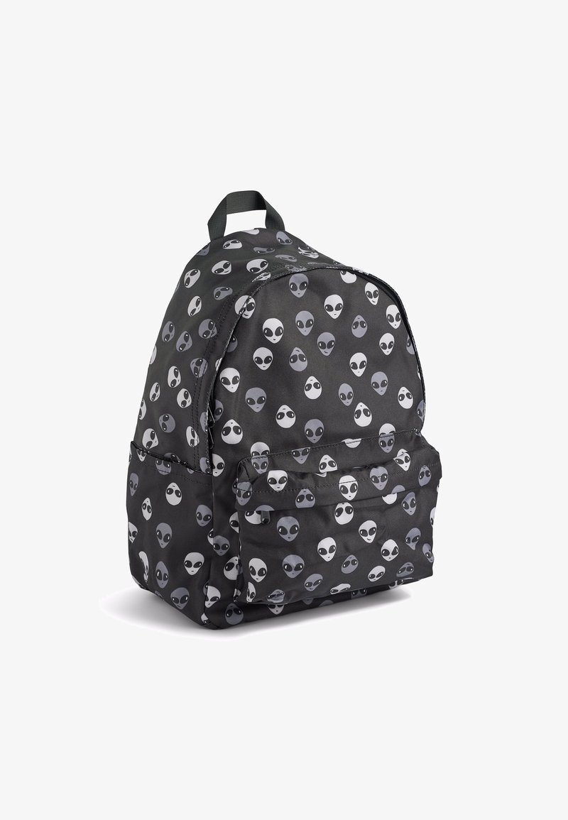Zaino nero con motivo di facce di alieni ripetuto in tonalità di grigio. Realizzato in tessuto resistente, presenta una tasca frontale e spallacci regolabili.