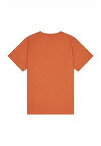 Camiseta de manga corta y cuello redondo en color naranja quemado, confeccionada en algodón suave. Color sólido con una textura lisa y sin patrones ni detalles visibles.