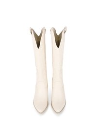 Botas de cowboy de cuero blanco con puntera puntiaguda, que presentan un bordado decorativo, un borde superior en forma de ola y cremalleras laterales. Textura suave.