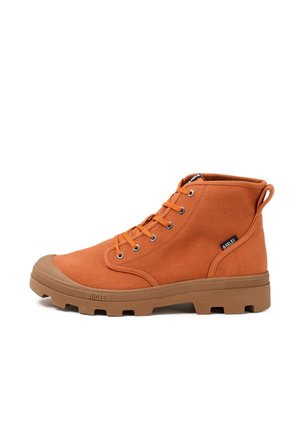 Højtop lærredsboot i rustorange med brun gummisål, rund tå, snørelukning foran og trækflig bagpå.