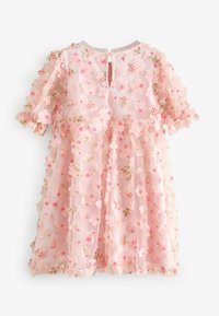 Robe florale rose en tissu transparent avec des volants superposés. Dotée de broderies roses et vertes, de manches courtes et d'une fermeture à boutons dans le dos.