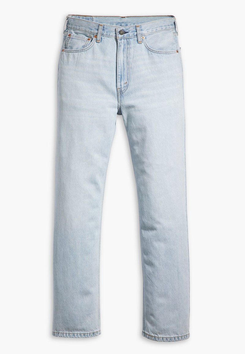 Jeans de mezclilla de color azul claro con corte recto, que cuentan con cinco bolsillos, herrajes de latón y un cierre clásico de botón y cremallera.