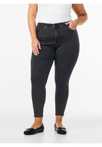 Mustat korkeavyötäröiset farkut, slim fitting, joissa on etutaskut, hienovarainen haalennus ja nilkkapituisuus. Yhdistetty valkoiseen paitaan ja mustiin ballerinoihin.