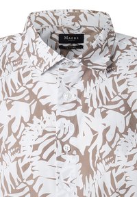 Camisa de manga corta abotonada en blanco y beige, con un patrón de hojas tropicales, un cuello puntiagudo y una textura de tela suave y lisa.