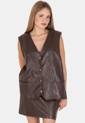 Gilet in finta pelle marrone con scollo a V, bottoni a scatto frontali, grandi tasche e design senza maniche. Texture liscia con finitura lucida.