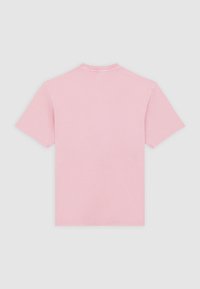 Rosa bomullströja med korta ärmar och rundad halsringning, med en enkel design och rena sömmar runt halsringningen och fållarna.