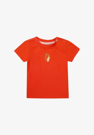 Rode katoenen t-shirt met korte mouwen, voorzien van een kleine geborduurde citroen tak op de borst en een drukknoopdetail op de schouder.