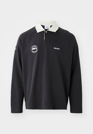 Schwarz langärmliges Poloshirt mit kontrastierendem weißen Kragen, ausgestattet mit gestickten Logos auf der Brust und dem Ärmel. Hergestellt aus weichem Stoff.