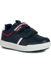 Baskets en cuir bleu marine avec panneaux en maille, accents blancs et rouges, double bandes Velcro, semelle en caoutchouc texturée et détails perforés.