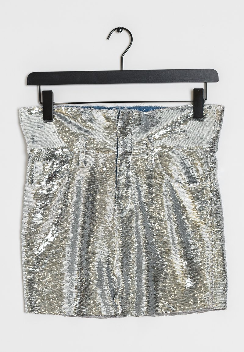 Mini-jupe argentée à sequins avec taille haute et passants pour ceinture suspendue sur un cintre noir sur fond blanc.