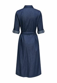Robe midi en denim bleu foncé avec manches trois-quarts retroussées, col et ceinture nouée à la taille, vue de dos.
