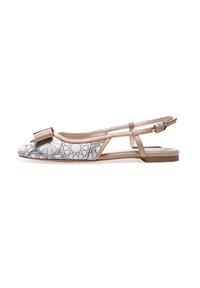 Beige slingback flats dengan atas kain bercetak bunga, aksen ikatan depan persegi, dan desain sol datar untuk kenyamanan saat dipakai.