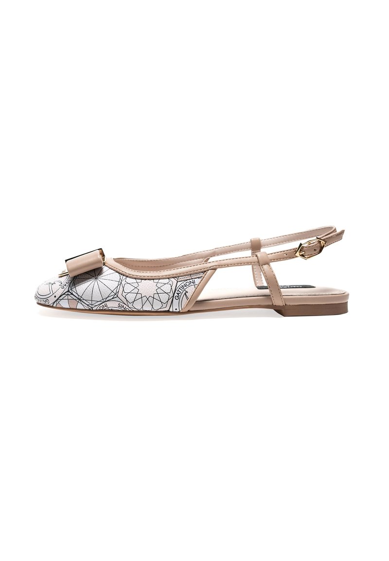 Beige slingback flats dengan atas kain bercetak bunga, aksen ikatan depan persegi, dan desain sol datar untuk kenyamanan saat dipakai.