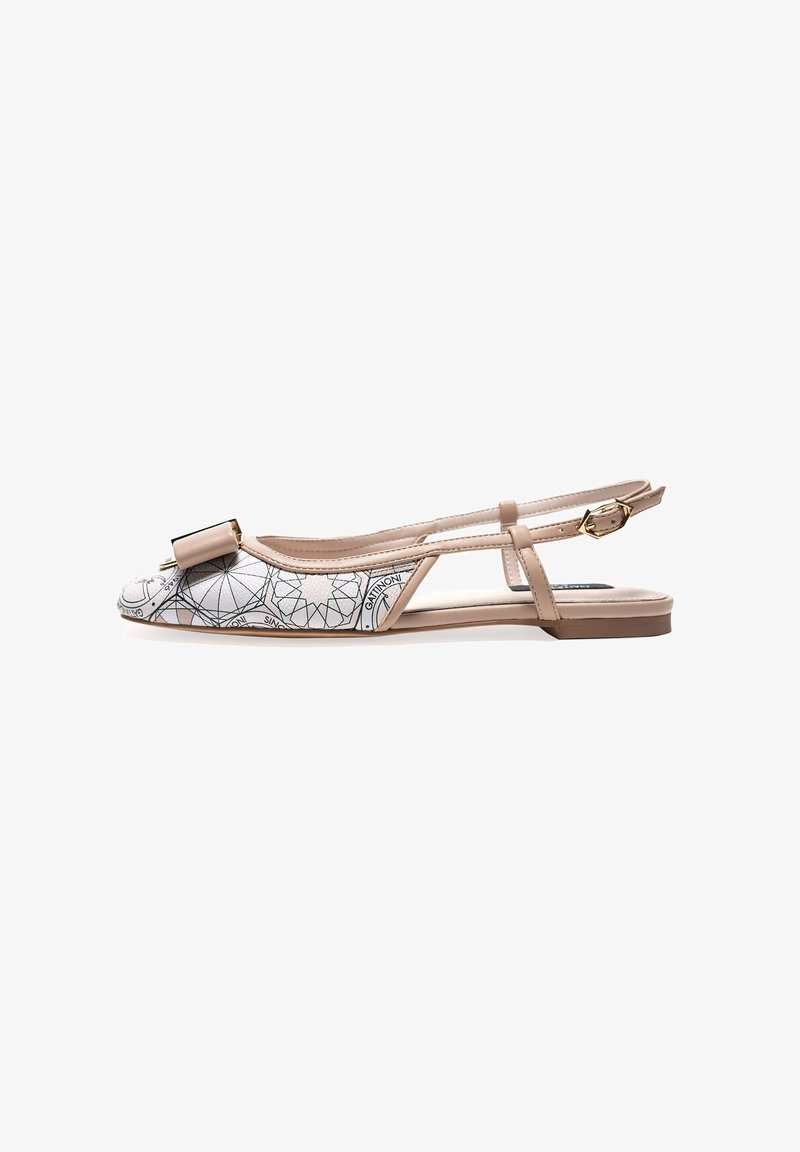 Beige slingback flats dengan atas kain bercetak bunga, aksen ikatan depan persegi, dan desain sol datar untuk kenyamanan saat dipakai.