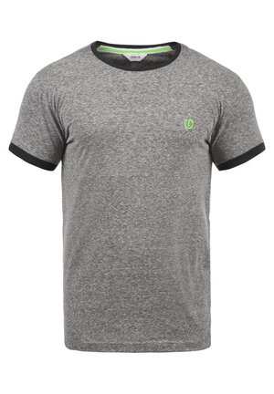 Tricou din bumbac gri, cu guler rotund, manșete negre ribbate și un mic logo verde pe piept. Textură moale și croială clasică.