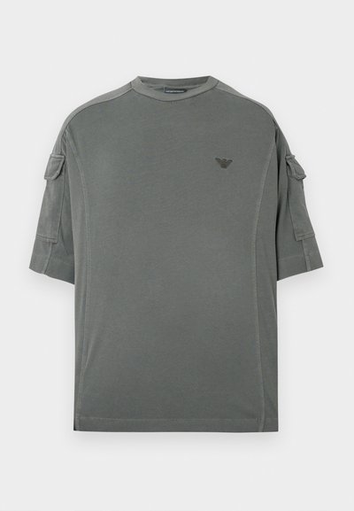 Šedé velké tričko s krátkými rukávy, kulatým výstřihem, bočními švy a malým logem na hrudi.