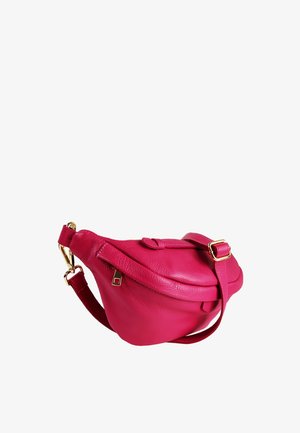 Sac banane en cuir fuchsia avec une silhouette courbée, une sangle ajustable, des ferrures couleur or et une poche avant avec un rabat.