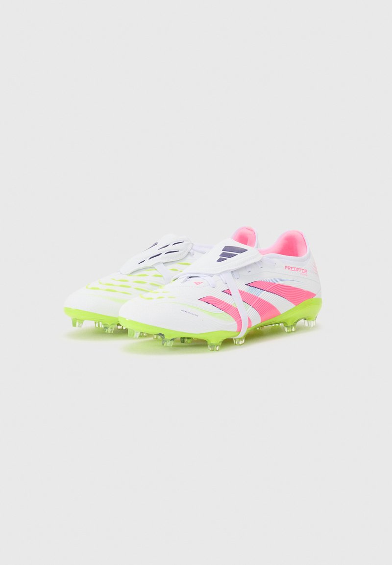 Botas de fútbol blancas con suelas de neón verde, acentos rosas y un diseño superior texturizado que presenta detalles en capas y un sistema de cordones.