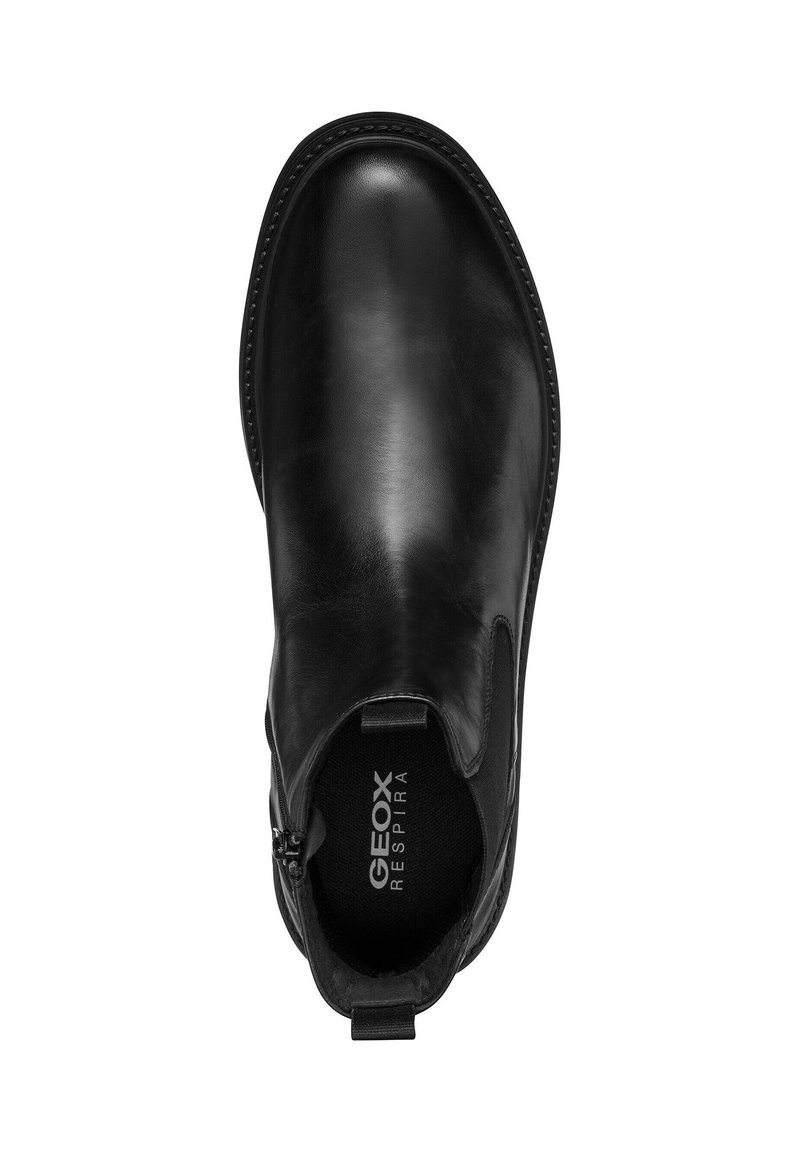 Schwarze Leder-Ankle Boots mit glatter Oberfläche, elastischen Seitenpaneelen, einer Rückenzuglasche und einer gepolsterten Innensohle. Geox-Branding innen sichtbar.