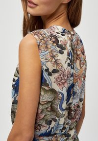 Hihaton toppi, jossa on värikäs kukkakuosi, jossa on lintuja, lehtiä ja kukkia sinisen, vaaleanpunaisen ja vihreän sävyissä; kevyt kangas, joka on sileä rakenne.