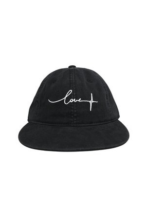 Sort baseballkasket med hvid skrift, hvor der står "love", og en hjertelinje foran, centreret mod en ensfarvet baggrund.