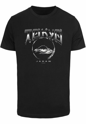 Must värviline puuvillane T-särk, millel on metallik hõbedased graafikad. Kujundus sisaldab sõnu "Tokyo", ringikujulist embleemi ja teksti "Jaapan" all.