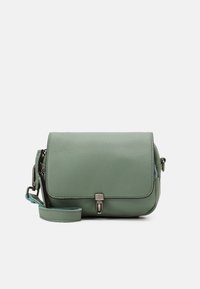 Bolso bandolera pequeño de cuero verde apagado con solapa frontal y cierre de tono plateado, con una correa ajustable sobre fondo blanco.