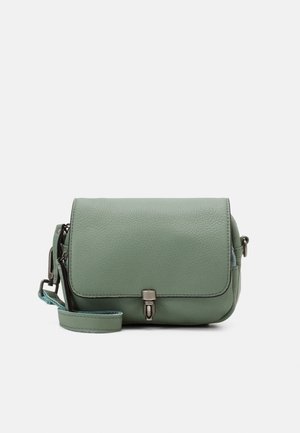 Bolso bandolera pequeño de cuero verde apagado con solapa frontal y cierre de tono plateado, con una correa ajustable sobre fondo blanco.