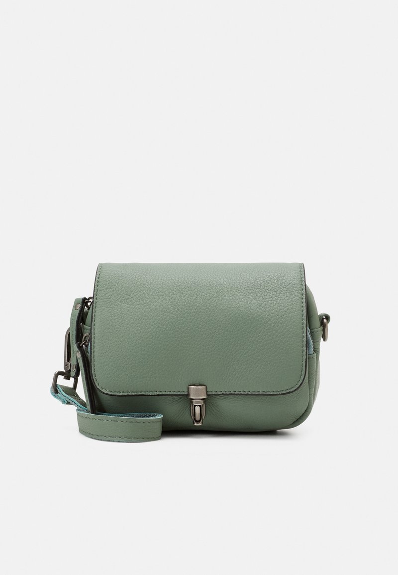 Bolso bandolera pequeño de cuero verde apagado con solapa frontal y cierre de tono plateado, con una correa ajustable sobre fondo blanco.