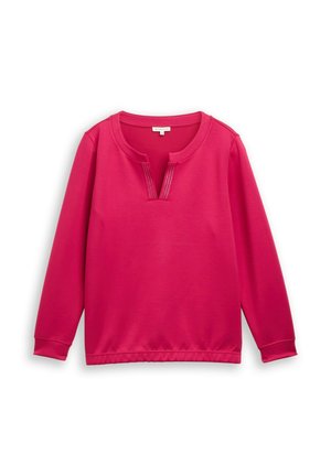 Langarm fuchsia blouse met een ronde halslijn en een kleine V-vormige inkeping met witte stikdetails.