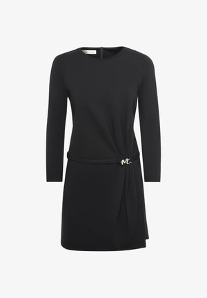 Robe noire à manches longues, décolleté rond, avec un détail torsadé à la taille, présentant un accent métallique sur la ceinture. Texture de tissu lisse.