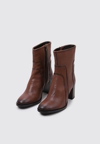 Sandra Fontán Bottines - camel