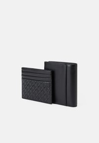 Juego de billetera de cuero negro, que incluye un tarjetero con un patrón de diamante texturizado y una billetera bifold lisa, ambos con múltiples ranuras para tarjetas.