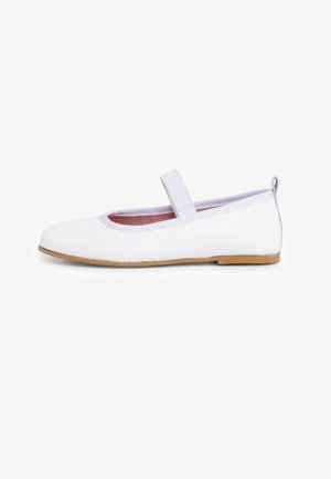 Białe skórzane baleriny z okrągłym noskiem, elastycznym paskiem i jasnobrunatną gumową podeszwą; wnętrze z różowym wykończeniem.