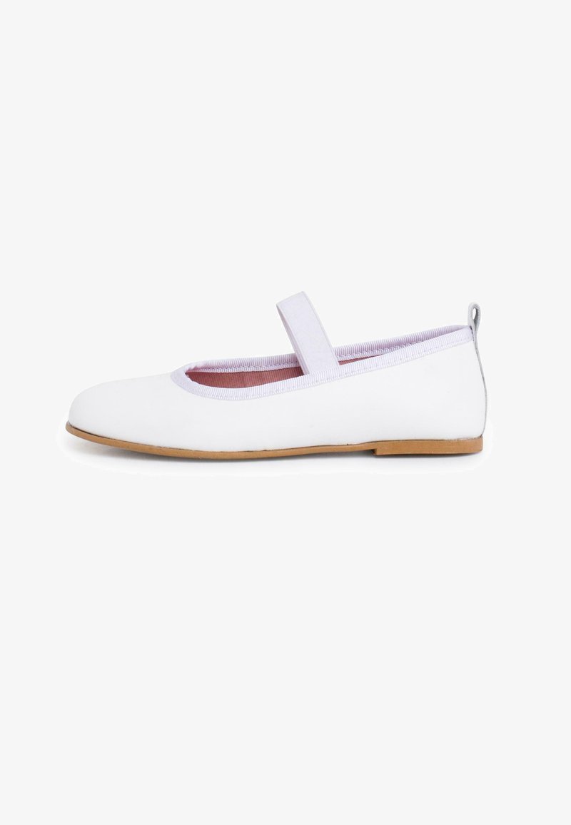 Weiße Leder-Ballerina mit runder Spitze, elastischem Riemen und hellbrauner Gummisohle; das Innenfutter ist rosa.