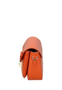 Borsa a manico in pelle arancione con parte superiore rotonda, base piatta e tasca laterale. Presenta un anello in metallo argentato come dettaglio. La texture è liscia e lucida.