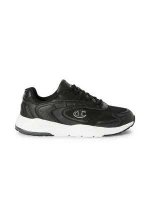 Czarny sportowy sneaker z białą podeszwą, siateczkową i syntetyczną cholewką, wiązany, z logo na bocznej części, widok z profilu.