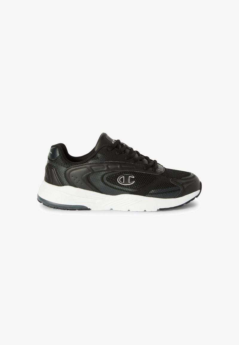 Baskets de sport noires avec semelle blanche, dessus en mesh et synthétique, design à lacets et logo sur le côté, vues de profil.