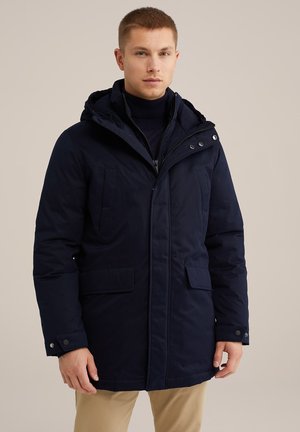 Parka blu navy con cappuccio, presenta due tasche frontali, una zip e dettagli con bottoni a pressione. Tessuto texture con finitura liscia.