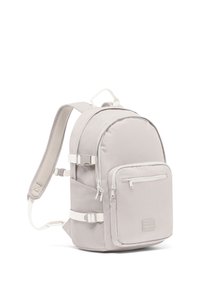 Sac à dos gris clair avec des bretelles rembourrées, poche zippée à l'avant, poche en mesh sur le côté et boucles latérales ajustables, présenté sur un fond blanc.