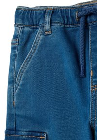 Pantalones cortos de mezclilla azul con cintura elástica, cordón trenzado, bolsillos laterales y detalles de doble costura. Textura suave.