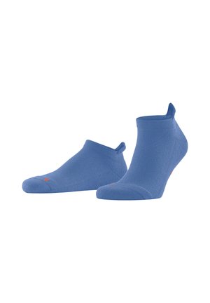 Ein Paar niedrig geschnittene, blaue Sportsocken mit einem strukturierten Strickmuster und kleinen Ziehschlaufen an der Ferse auf einem weißen Hintergrund.