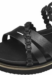 Sandalia negra con parte superior de cuero texturizado, diseño de tiras trenzadas, punta abierta, plantilla acolchada y suela de plataforma gruesa con un borde sutil.