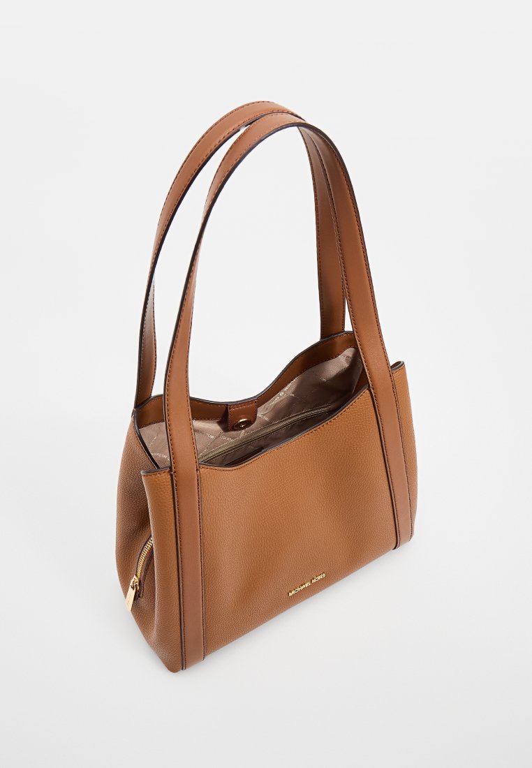 Bruine leren tote tas met een gestructureerd oppervlak, twee schouderriemen, een ritszak en een logo in goudkleur. Binnenzijde gevoerd met een lichte stof.