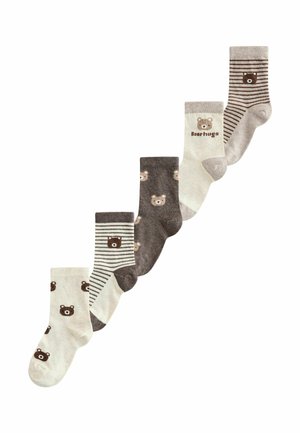Vijf kindersokken in beige en bruine tinten, elk met berengezichten en strepen, waarvan één sok is gelabeld met "Bear hugs".