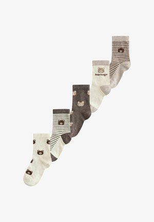 Vijf kindersokken in beige en bruine tinten, elk met berengezichten en strepen, waarvan één sok is gelabeld met "Bear hugs".