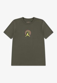 Πράσινο ελαιώδες βαμβακερό t-shirt με κοντά μανίκια, στρογγυλή λαιμόκοψη και λογότυπο στο κέντρο, που περιλαμβάνει μια σιλουέτα και πολύχρωμα κυκλικά στοιχεία.