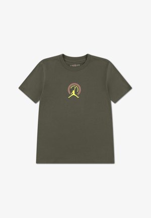 Olivengrøn bomulds-t-shirt med korte ærmer, rund hals og et centralt logo med en silhuet og farverige cirkulære accenter.