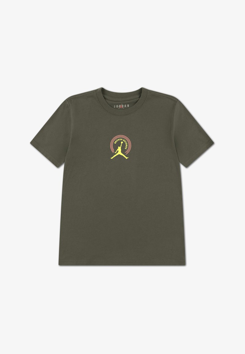 Πράσινο ελαιώδες βαμβακερό t-shirt με κοντά μανίκια, στρογγυλή λαιμόκοψη και λογότυπο στο κέντρο, που περιλαμβάνει μια σιλουέτα και πολύχρωμα κυκλικά στοιχεία.