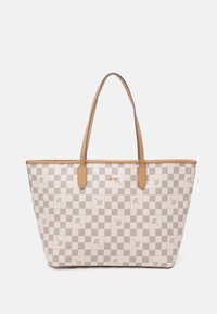 Beige rutigt bärväska med blommönster, bruna läderremmar och detaljer i guld. Rektangulär form med öppen toppdesign.
